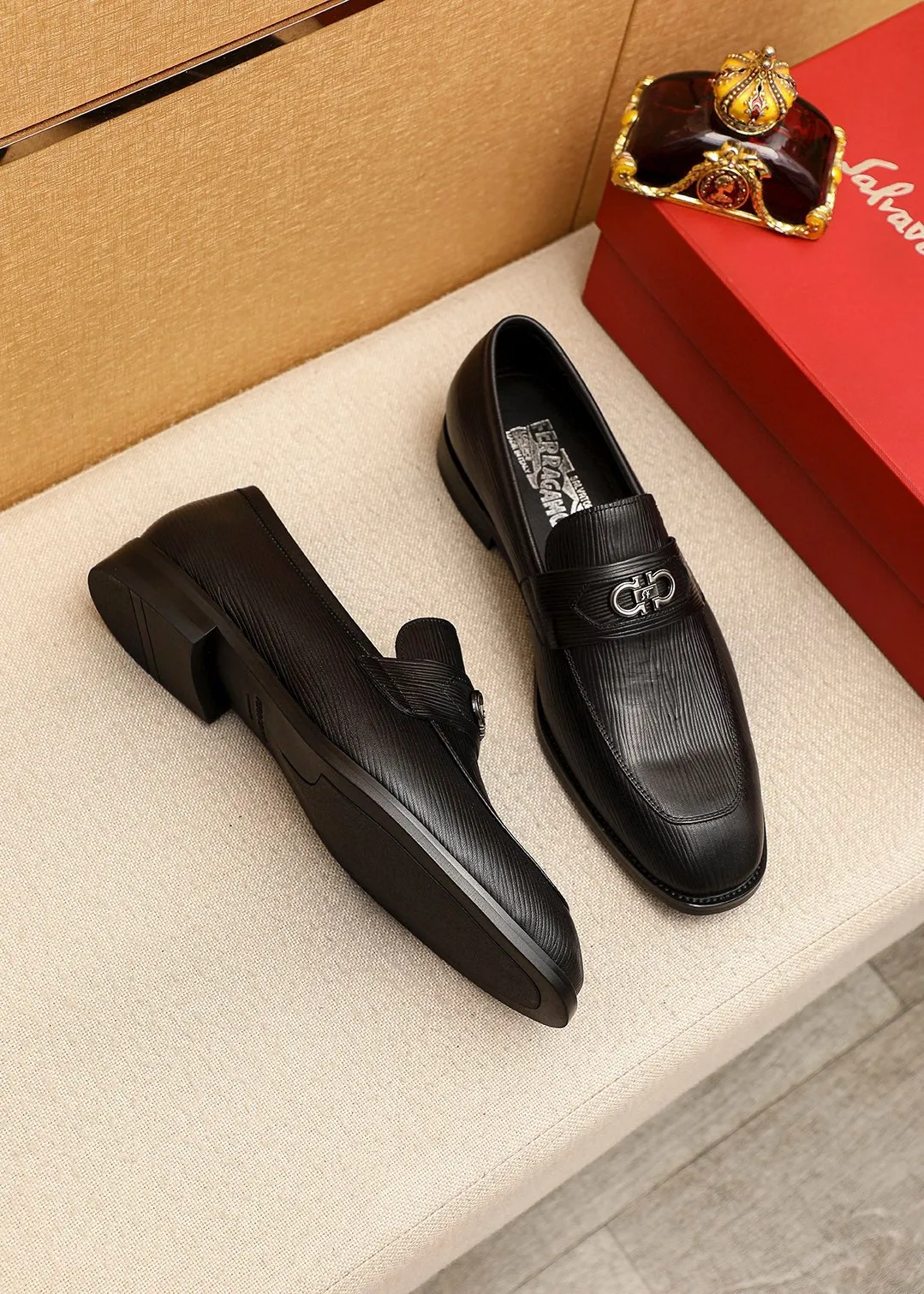 Men's shoes 💰480 💐 Product trademark: Ferragamo "Ferragamo" casual leather shoes Regular size: 38-44 (45.46🉑️customized) Product materials: Selected imported first-layer cowhide embossed upper + luxury hardware buckle, imported water-dyed cowhide leather lining. Strong three-dimensional visual effect, original rubber outsole Color: 1⃣️color optional